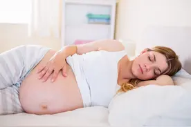 孕妇长期左侧躺，宝宝脖子会发育畸形？孕妇睡姿需要根据孕期决定图片