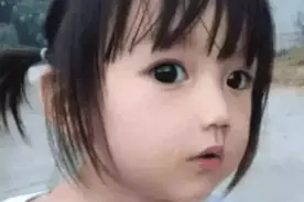 女儿因长得太漂亮被说是假人，妈妈无奈晒出儿子照片，网友服了图片