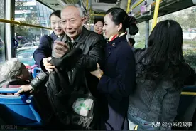 公交车上到底该不该给老年人让座？图片