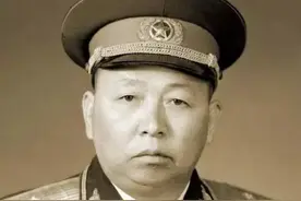 开国中将詹才芳，在战场立功在家中洗尿布，培养5子女都是军人图片