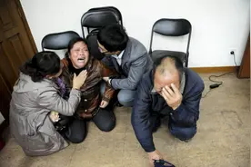 为养活小儿子，六旬老母亲向亲生女儿下跪，女儿：他才是你儿子！图片