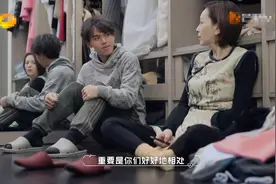 “雪姨”和儿子首次同台，后者五官深邃似混血，支持妈妈寻找幸福图片