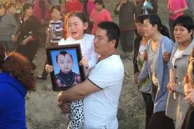 4岁登台2次上春晚，8岁却因病去世，永远的“春晚福娃”邓鸣贺图片