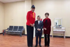 58岁蔡明终于服老，一身波点长衫简约优雅，不扮嫩气质反而更好了图片