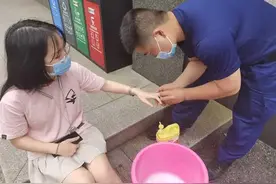 尴尬！年轻姑娘“520”当天，手指被戒指卡住了！图片