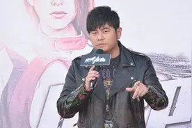 周杰伦近照发福吓人，与娇妻同框显油腻，网友：这不是真的吧？图片
