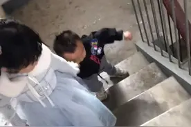 许妈来到郭威新房，帮田静打扫卫生，奇奇教奶奶手势舞图片