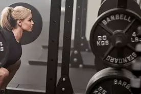 科学深蹲的三步骤，出杠走三步、找好站距、憋气下蹲图片