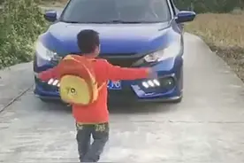 公交车上一名小女孩的行为火了，孩子，你有教养的样子真美图片