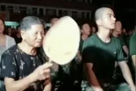 老奶奶给抗洪战士扇扇子，清凉又暖心图片