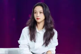 汤唯终于放弃黑长直，卷发亮相背影均匀，白衣黑裤有巩俐那范儿图片