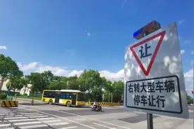 嘉定试点大型车“右转必停”通行新规，违者将被处罚图片