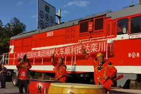 囍！铁路小镇迎娶“铁姑娘”啦图片