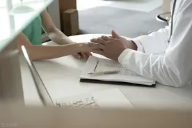 23岁女大学生应聘，老板说“你要当着我面换衣服”图片