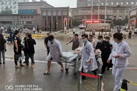 天灾面前人很渺小，但一个个身边人的“小事”却很伟大｜河南省肿瘤医院消化内科二病区抗洪救灾纪实图片