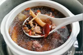 广东人太会煲汤了，黑豆汤这种做法营养翻倍，女人就该好好爱自己图片