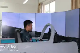 托举战鹰起航的双手图片