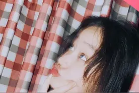 赵薇12岁“女儿”终于返校，穿工装裤会配骑士靴，全班就她最潮图片
