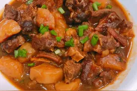牛腩营养丰富，配上这种家常食材，香软入味汤汁下饭，制作很简单图片