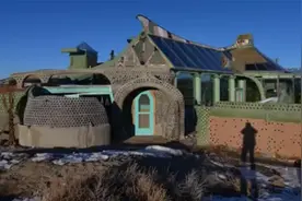 轮胎和酒瓶建“豪宅”，走哪都用破烂儿造房子，这个老头挺厉害图片