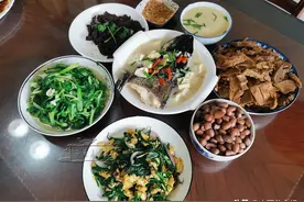 深圳人家的日常午餐，外婆大秀厨艺，网友感慨：家有一老，真好图片