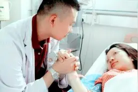 26岁孕妇顺产“大出血”，老公贴心照顾妻子，但宝宝一出生就离婚图片