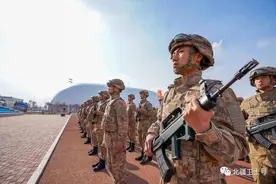 解放军又一劲旅换装新型单兵系统：星空迷彩服+新携行具真帅图片