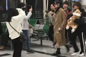 25岁迪丽热巴坐飞机被路人认出，网友：真人和照片差距太大图片