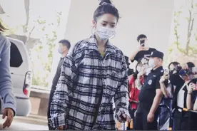 孟美岐格纹衬衫搭配简单运动休闲裤，随性自然，丸子头俏皮又飒气图片