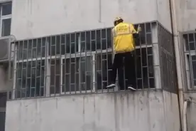 纵身一跃！外卖小哥徒手爬楼图片