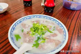 广东一家人煮生滚粥，来吃的全是当地人，外地人吃不惯，还嫌贵图片