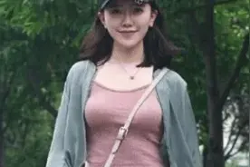 小说：我去小卖部买烟，美艳老板娘低声约我：后天我和你一起进货图片