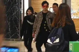 周杰伦超风光，昔日逛街带俩保镖，昆凌自己走不黏老公很乖巧图片