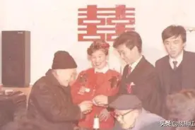 排长在部队成婚，我和班长准备两样新婚礼品：脸盆和暖瓶图片