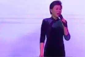 乡爱永强妈登台献唱，47岁身材优越风韵犹存，走红后生活仍朴素图片