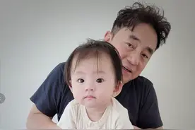 57岁吕方晒父女合照庆父亲节，首次过节难掩激动，女儿五官像父亲图片