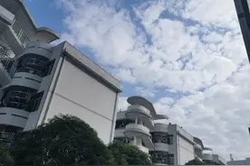 天空是蔚蓝色，窗外有千纸鹤图片