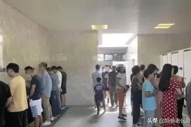 服务区上演“男女同厕”景象，女生冲进男厕所一起抢位置太搞笑了图片