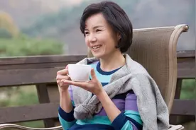 人到了中年，才知道妻子的“狠”，都是她攒够的“寒”图片
