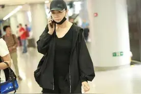 宋丹丹也太时尚了，61岁穿V领上衣配短裤，没有老人味潮爆了图片