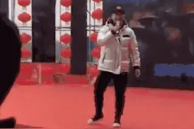 58岁过气歌星跑婚庆，网友问出场费两百元够吗？他答：管饭就行图片