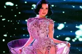 花4百万整容，束腰30年，40年不笑：为了美，她们可以有多狠图片