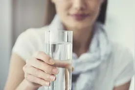 喝水时，一半热水兑一半冷水，对身体有危害吗？早知早好图片