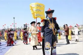 乾隆7世孙爱新觉罗·恒绍，于吉林身着皇帝龙袍祭祖，贻笑大方图片