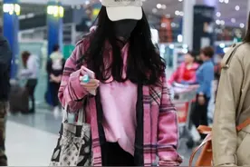 杨幂因机场私服出圈，手持念佛计数器成亮点，信仰法号也随之曝光图片