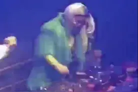 长沙66岁奶奶白天炸臭豆腐，晚上蹦迪当DJ！同事：比年轻人嗨图片