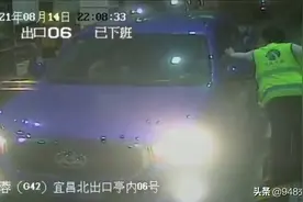 深夜收费站抬杆等候 只为给生命放行图片