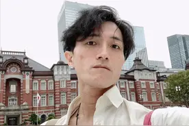 日本男模喝酒途中猝死！独自躺沙发上三小时，朋友却误以为其睡着图片