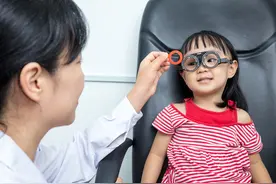 陕西4岁女童视力只有0.5，医生却说不是弱视，盲目治疗或致高度近视图片
