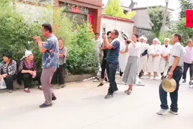 河南新乡南陈庄的白喜事上，吹唢呐跑灵太热闹了，你见过吗？视频封面